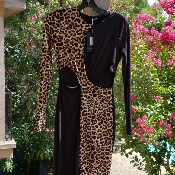 Fashion nova (Just a little bit cut out dress) - Picture 4 of 8